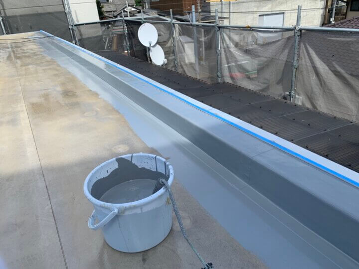 ⑭屋上防水トップ塗装上塗り 一回目