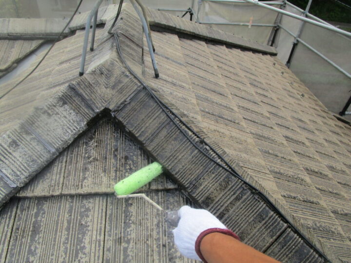 ④屋根(ﾓﾆｴﾙ瓦)下塗り 一回目