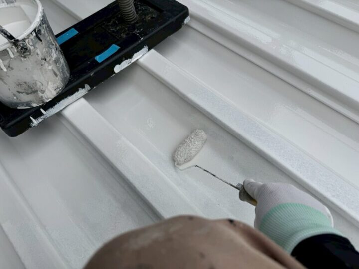 ⑨屋根(折半)上塗り 一回目(CLR-147)