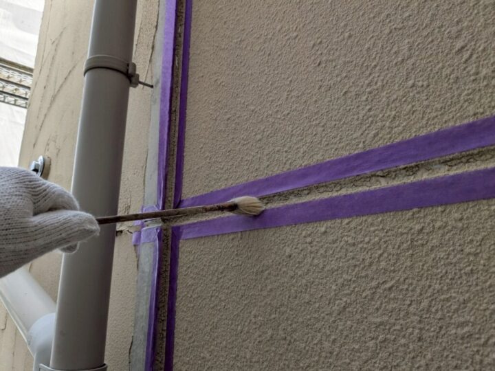 ①プライマー塗布(シーリング工事)